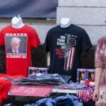 Una joven amish junto un stand de merchandising de Donald Trump en Allentown (Pensilvania)