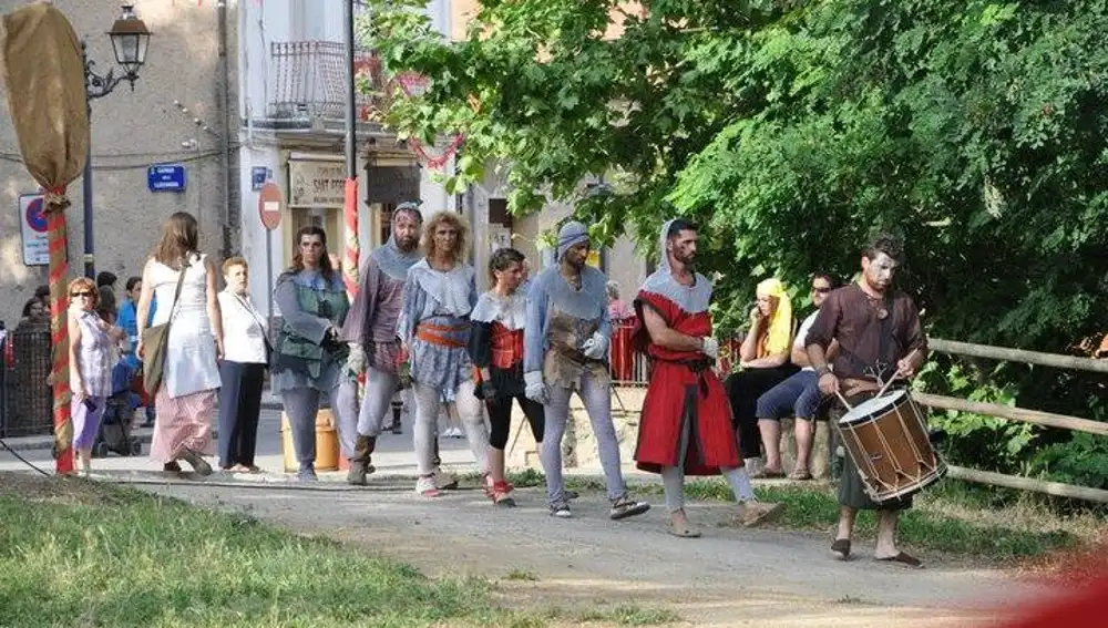 Varios actores desfilan durante el evento medieval