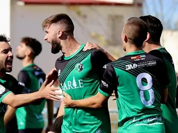 Juanma y Valverde, celebran uno de los goles frente al Valdelacalzada por la Primera Extremeña. Juanma y Valverde, celebran uno de los goles frente al Valdelacalzada por la Primera Extremeña.