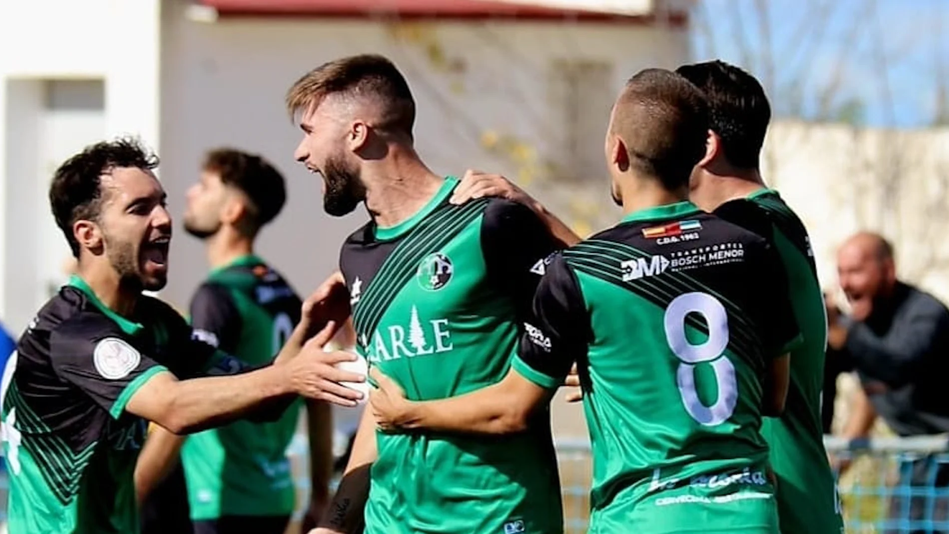 Juanma y Valverde, celebran uno de los goles frente al Valdelacalzada por la Primera Extremeña.