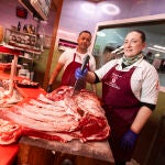 Belén, propietaria de una carnicería en el Mercado de Santa María de la Cabeza. © Jesús G. Feria. 