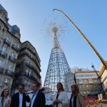 El alcalde Abel Caballero (centro) con el árbol montado al fondo. 