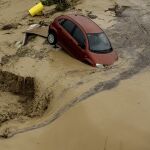 Un coche afectado por el desbordamiento del río Guadalhorce