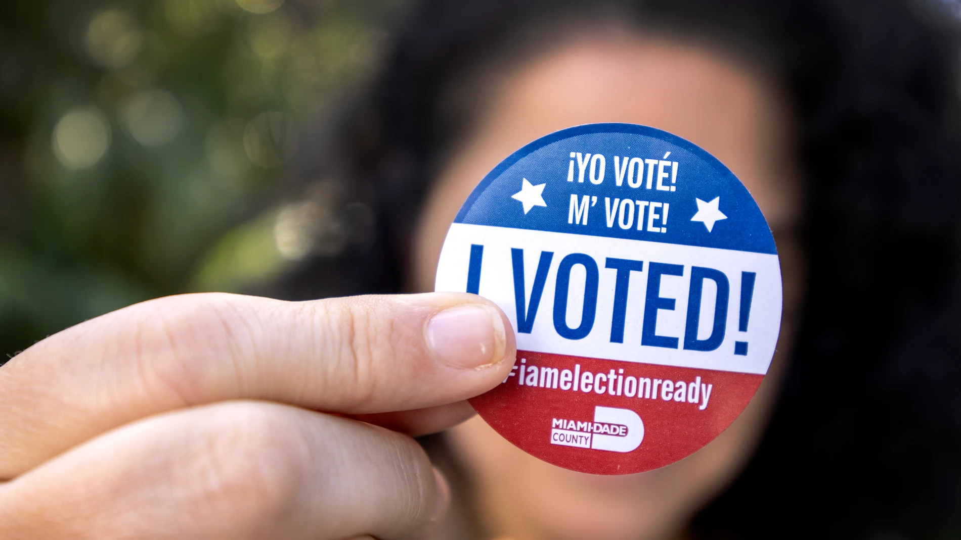 Miami (United States), 29/10/2024.- A person shows an 'I voted' sticker after she cast her vote at the Palmetto Bay library in the early voting for the 2024 US presidential election in Miami, Florida, USA, 29 October 2024. Voters in Florida can cast their ballots in person for the presidential election, starting on 21 October, avoiding long lines on Election Day on 05 November 2024. (Elecciones) EFE/EPA/CRISTOBAL HERRERA-ULASHKEVICH