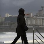 MURCIA.-Lluvias, tormentas, olas y viento activan este martes los avisos en 22 provincias, entre ellas Murcia