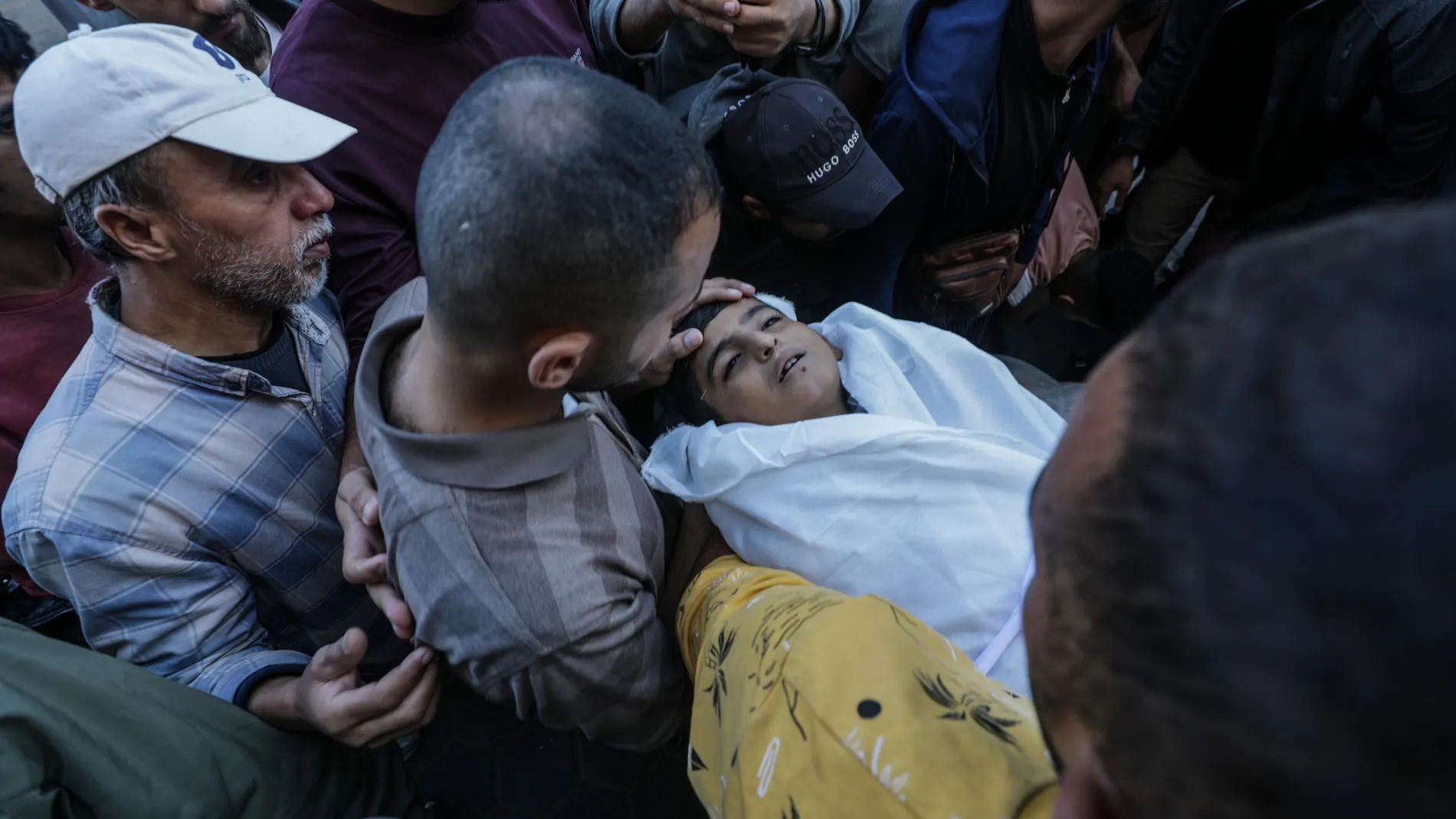 Deir Al Balah (-), 29/10/2024.- A Palestinian father mourns over the body of his son during his funeral at Al Aqsa Martyrs hospital in Deir Al Balah town, central Gaza Strip, 29 October 2024. According to the Palestinian Ministry of Health in Gaza, at least 10 Palestinians were killed in an Israeli airstrike in the Al Zawaida neighborhood overnight. More than 43,000 Palestinians, including over 13,000 children, have been killed according to the Palestinian Ministry of Health and over 1,400 Is...