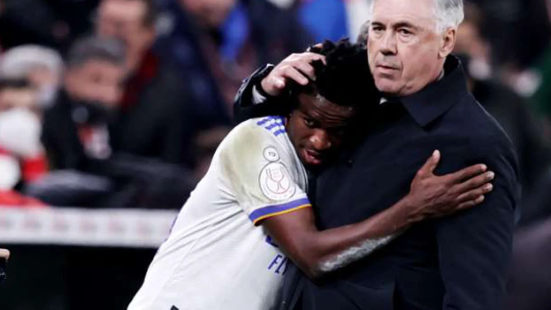 Carlo Ancelotti junto a Vinicius Jr.