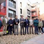 El consejero de Medio Ambiente, Vivienda y Ordenación del Territorio, Juan Carlos Suárez-Quiñones, entrega las llaves de las viviendas de camineros de la localidad leonesa de Valencia de Don Juan