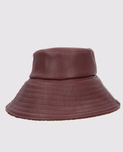 Sombrero reversible color burdeos, de Zahati (165 euros)