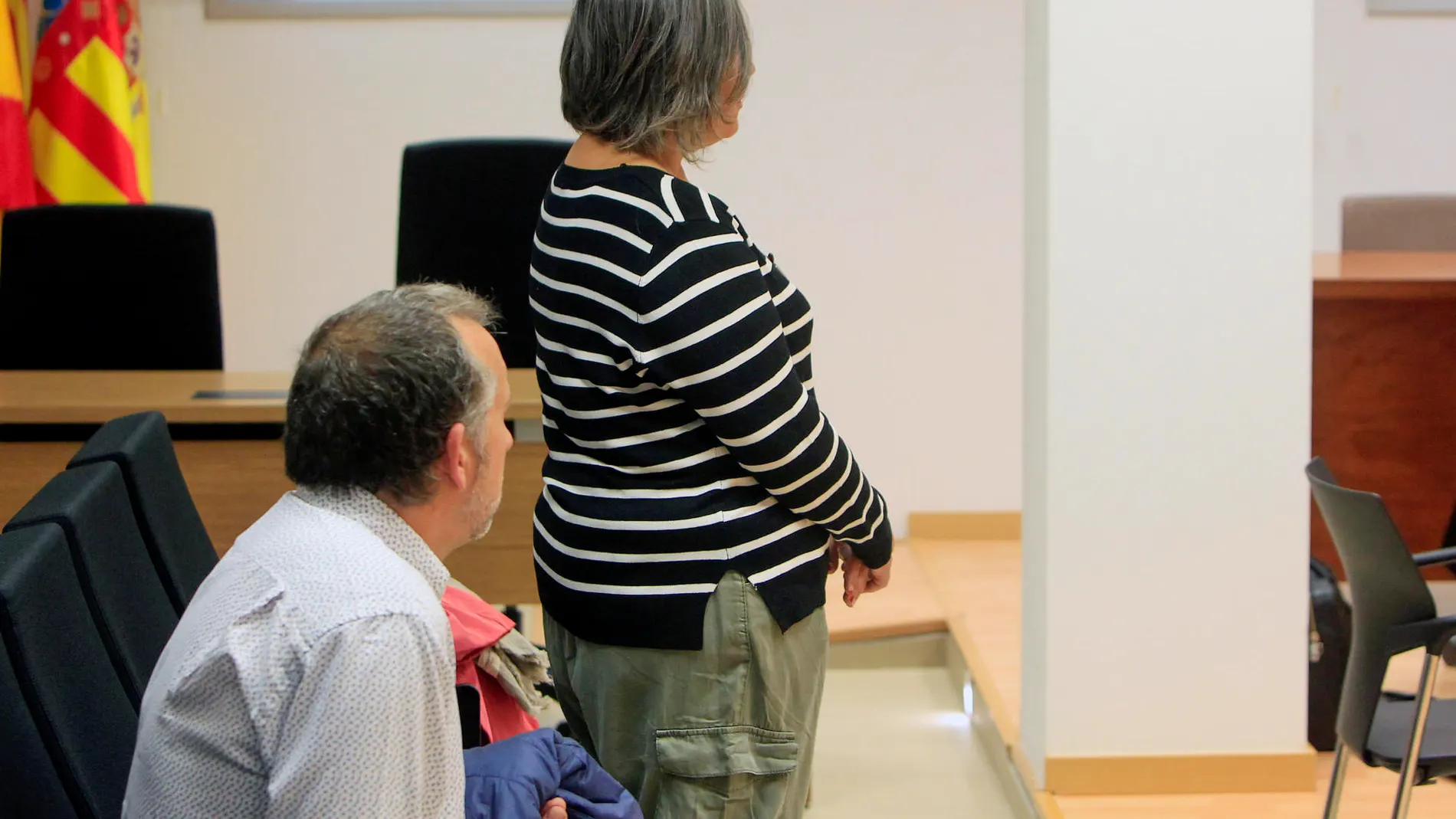 Imagen del juicio que ha tenido lugar en la Audiencia Provincial de Alicante contra a mujer condenada por grabar vídeos a clientas de una clínica de depilación de Elda