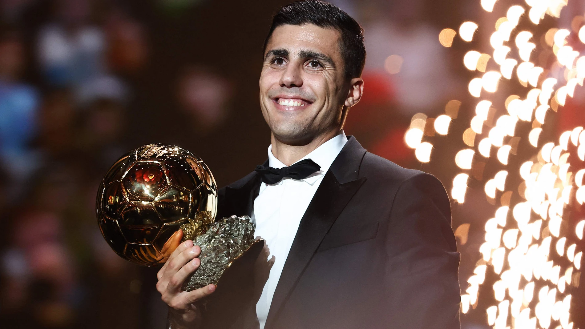 28 October 2024, France, Paris: Manchester City's Spanish midfielder Rodri receives the Ballon d'Or during the 2024 Ballon d'Or award ceremony at the Theatre du Chatelet. Photo: Franck Fife/AFP/dpa 28/10/2024 ONLY FOR USE IN SPAIN