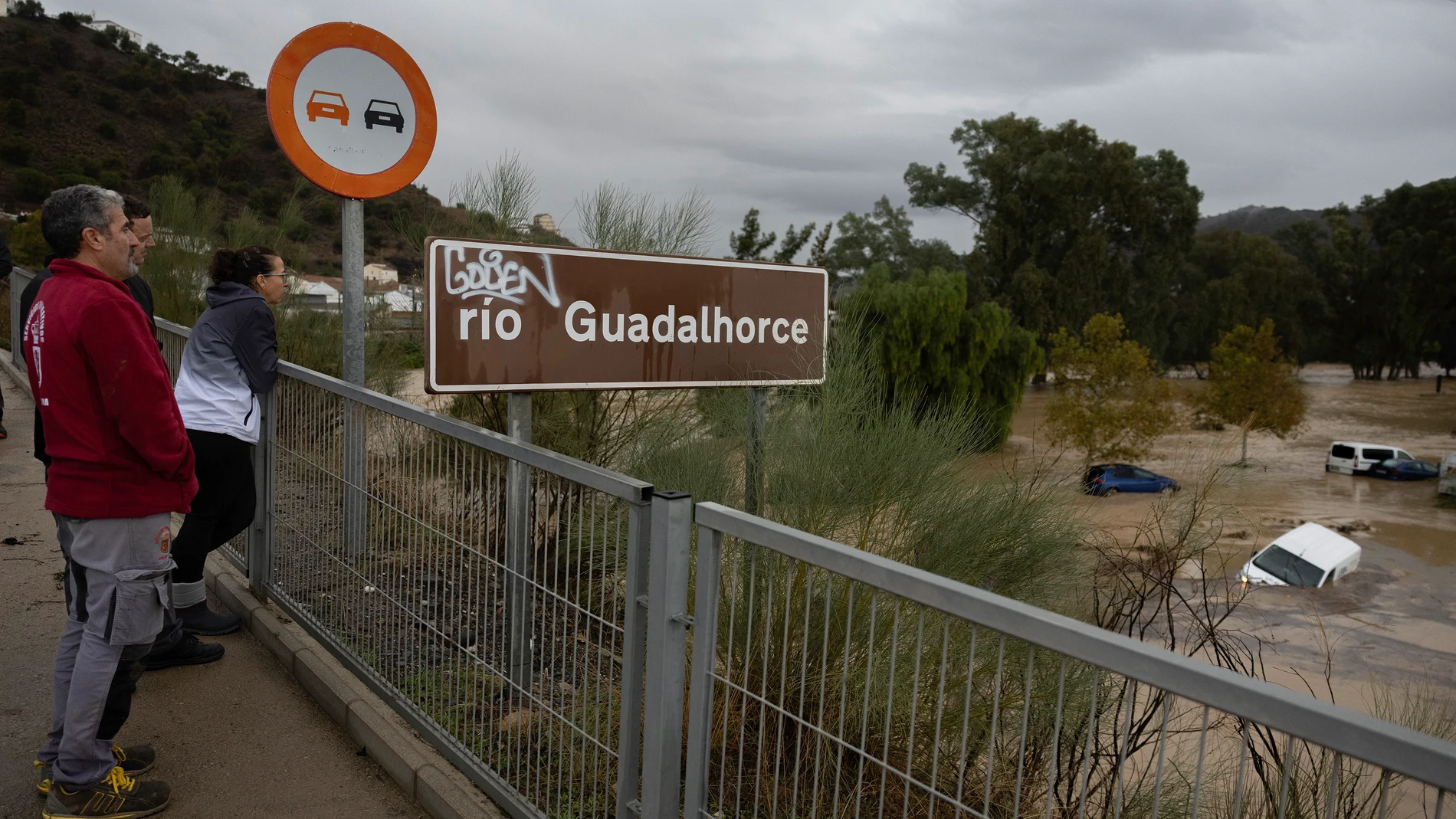ÁLORA (MÁLAGA), 29/10/2024.- Vecinos de la localidad malagueña de Álora observan este martes las consecuencias tras el desborde del río Guadalhorce debido a las lluvias torrenciales a su paso de la dana que también ha ocasionado el descarrilamiento de un AVE en este municipio y que ha dejado en Andalucía innumerables incidencias. EFE/Jorge Zapata.