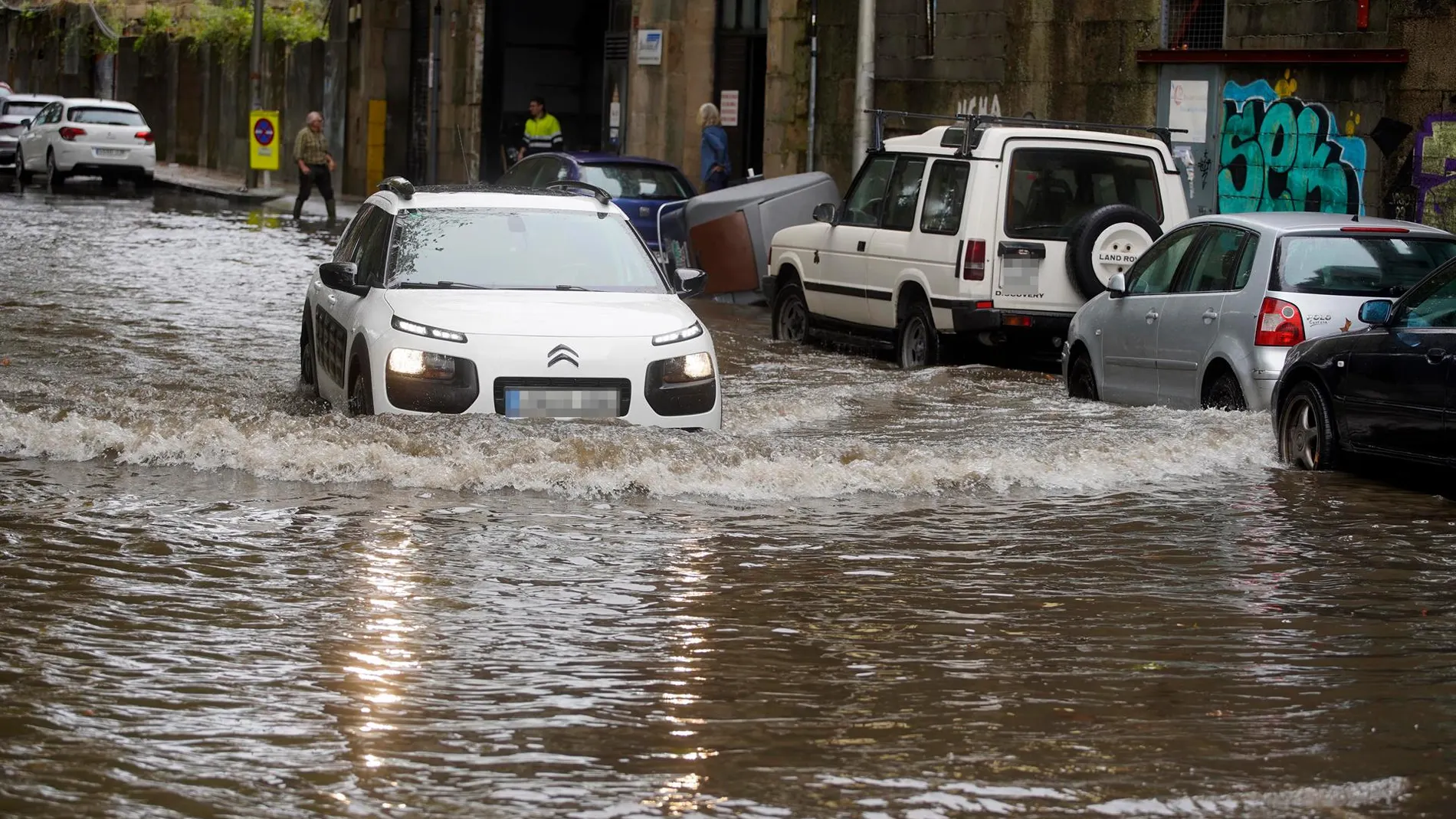 Tráfico.- Situación muy complicada por la lluvia en la A-3 en Requena (Valencia), Cuenca y Granada