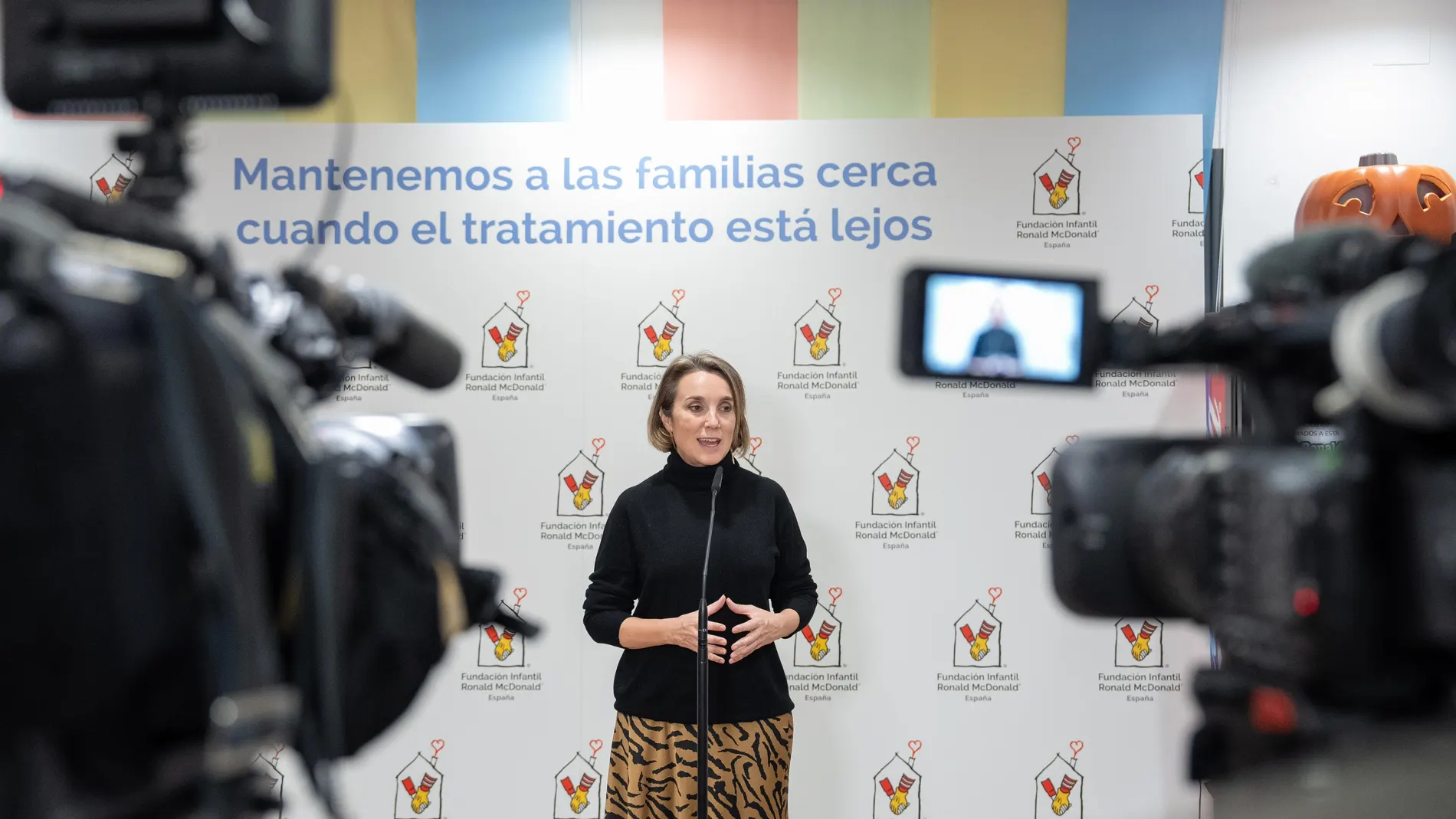 La secretaria general del PP, Cuca Gamarra, en su visita a la Fundación Ronald McDonald.