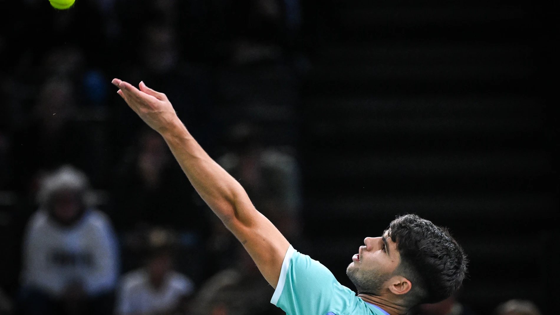 29 October 2024, France, Paris: Spanish tennis player Carlos Alcaraz in action against Chilean Nicolas Jarry during their men's singles round of 64 match of the Rolex Paris Masters tennis tournament at Accor Arena. Photo: Matthieu Mirville/ZUMA Press Wire/dpa Matthieu Mirville/ZUMA Press Wir / DPA 29/10/2024 ONLY FOR USE IN SPAIN