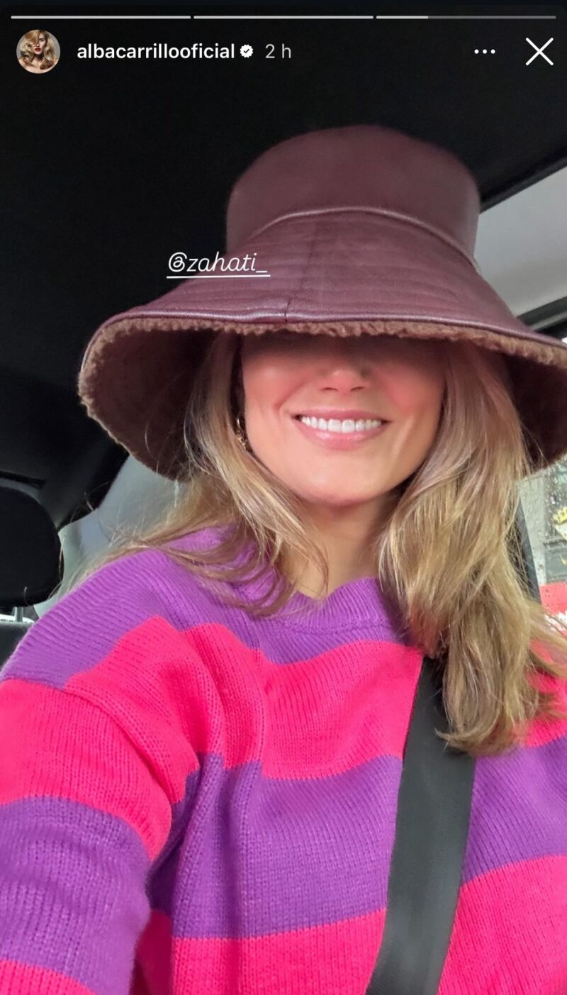 Alba Carrillo con sombrero reversible de la firma española Zahati