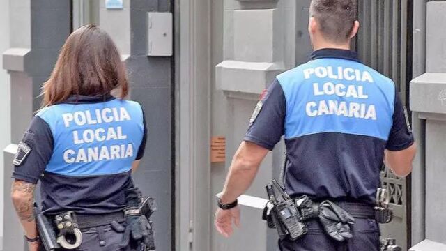 Una pareja de agentes de la Policía Local de Santa Cruz de Tenerife patrulla por la calle Castillo