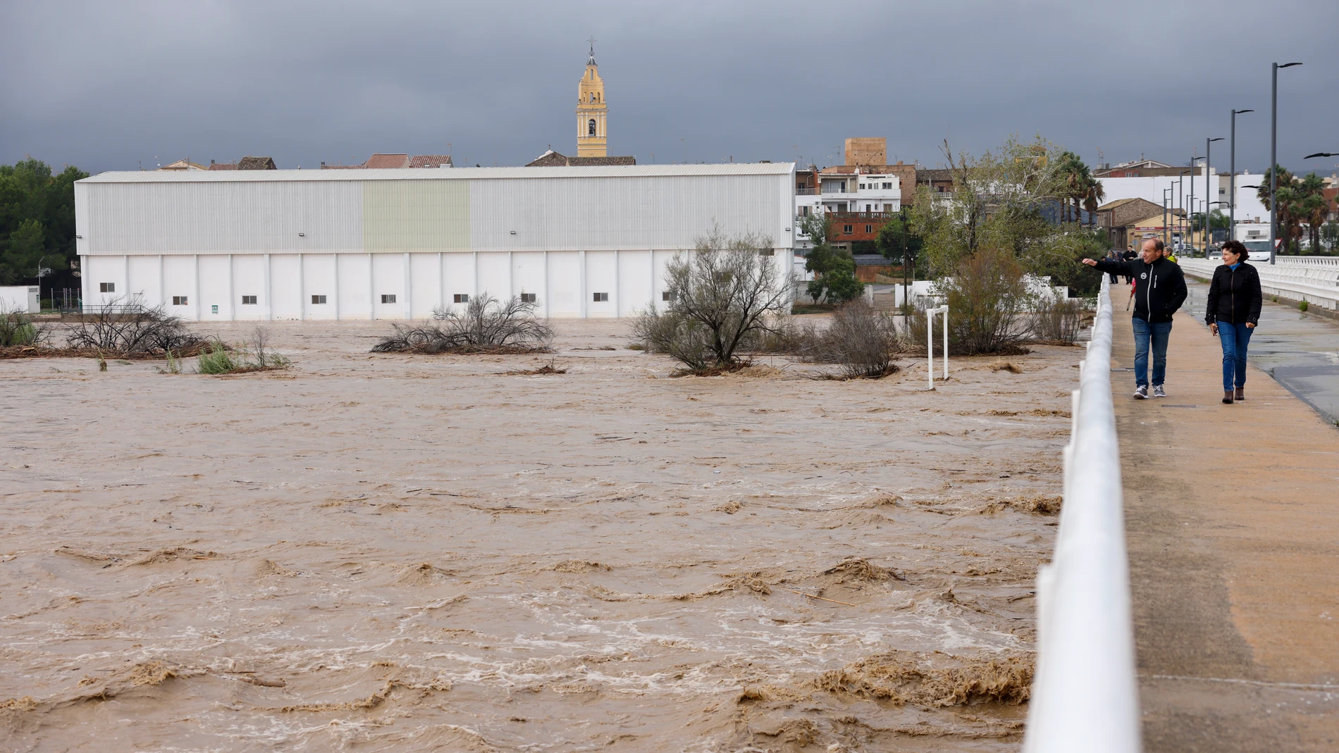Gran caudal del río Magre a su paso por Alfarp (Valencia) debido a las lluvias torrenciales que afectan a la Comunidad Valenciana.