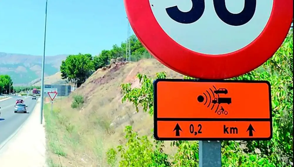 Señal de la DGT que notifica de los radares