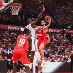 Papanikolau intenta evitar la defensa de Ibaka
