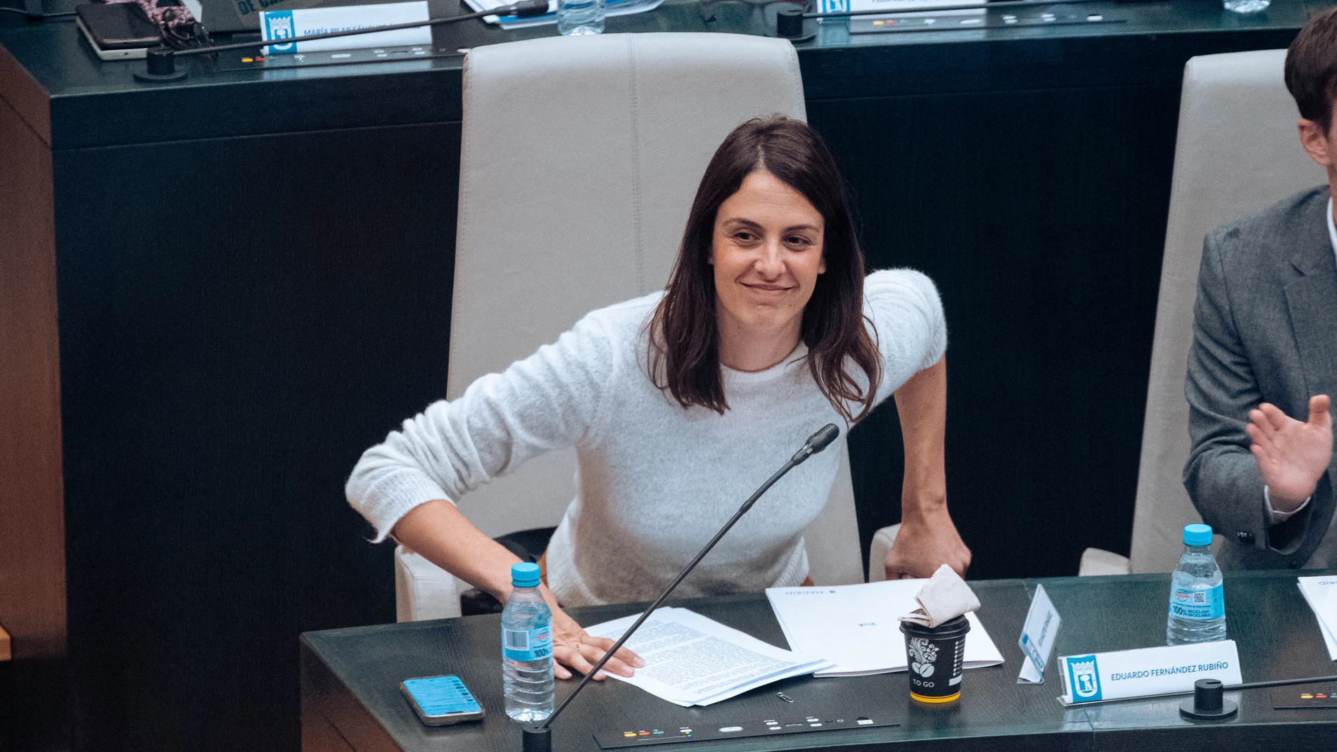 La portavoz del Grupo Municipal Más Madrid, Rita Maestre Fernández, interviene durante un pleno del Ayuntamiento de Madrid, en el Palacio de Cibeles, a 29 de octubre de 2024, en Madrid (España). Vox ha presentado una moción de urgencia contra el ministro de Transportes, Óscar Puente, a quien han exigido su dimisión inmediata. Además han pedido al pleno que anule definitivamente las Zonas de Bajas Emisiones (ZBE) insistiendo en que la sentencia judicial deja claro que “se está pisoteando el pr...