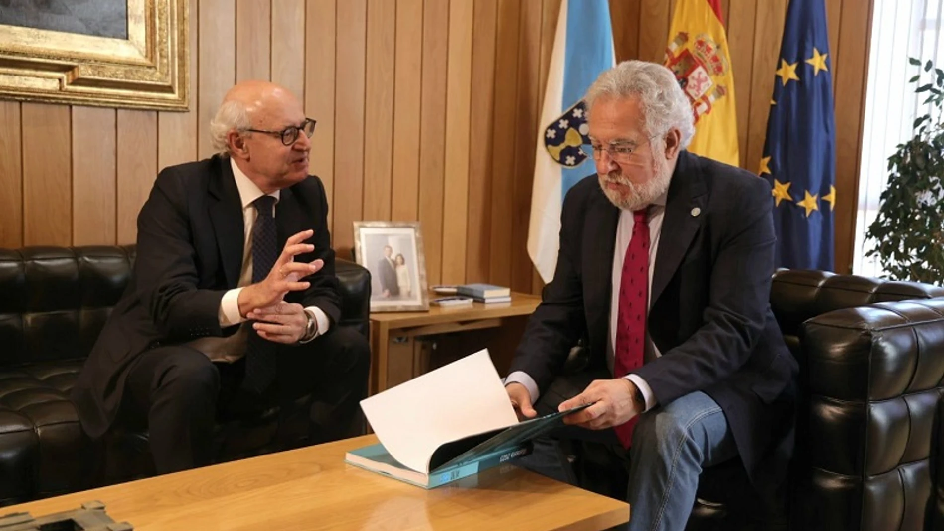 El fiscal superior de Galicia, Fernando Suanzes, y el presidente del Parlamento de Galicia, Miguel Santalices.