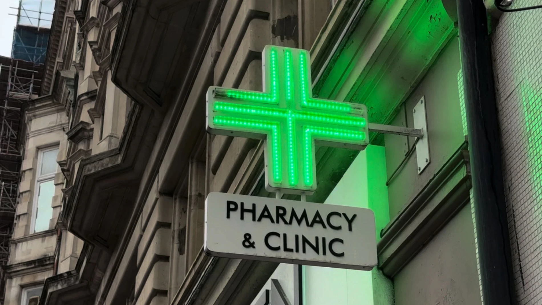 LONDRES (REINO UNIDO), 29/10/2024.- De media, cada semana una decena de farmacias se ve obligada a echar el cierre en el Reino Unido y el sector farmacéutico atraviesa "una crisis sin precedentes" después de una década con la financiación estatal congelada. EFE/ Raúl Bobé
