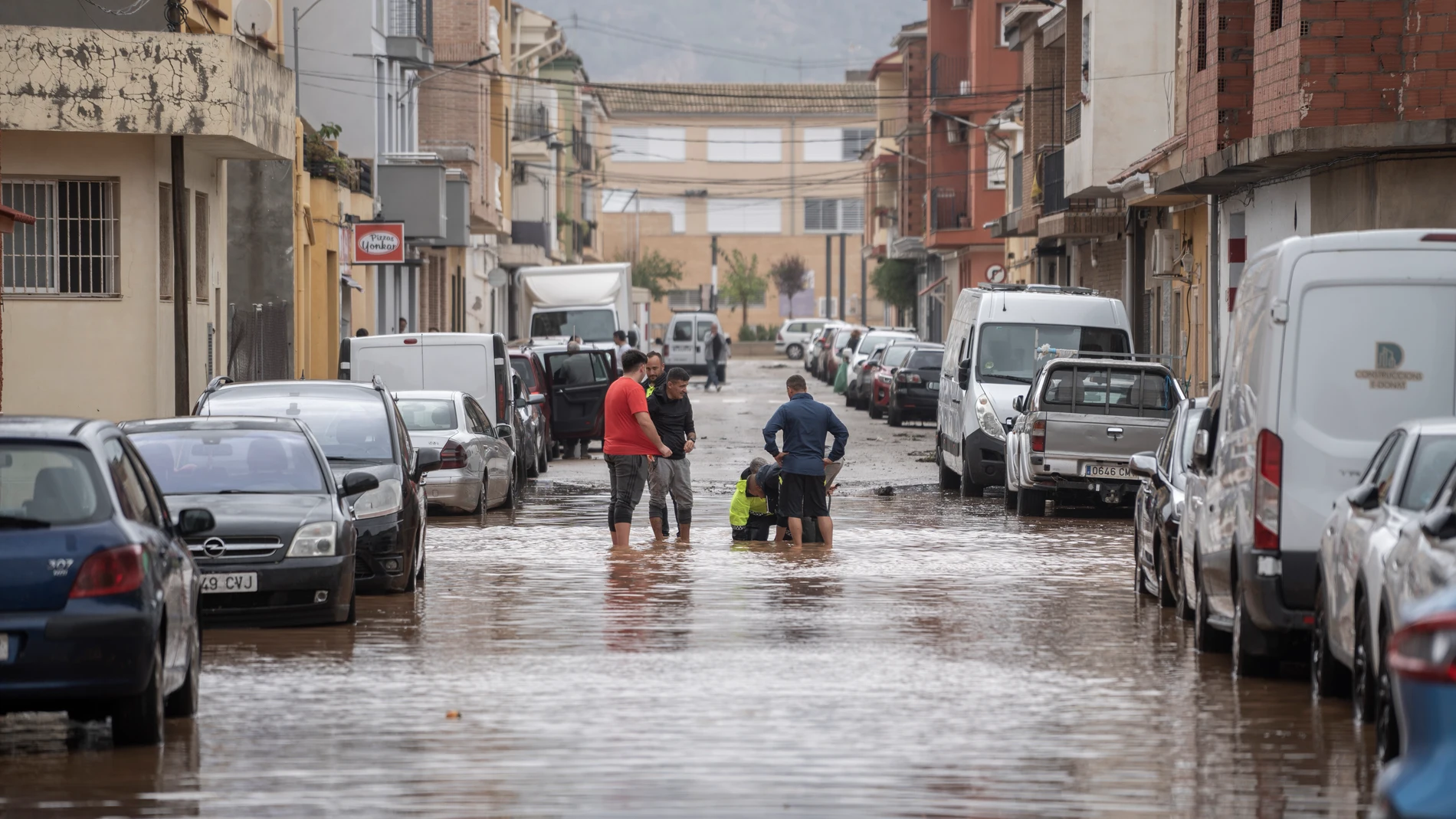 Varias personas observan los estragos ocasionados por la DANA, a 29 de octubre de 2024, en Llombai, Valencia, Comunidad Valenciana (España). El Centro de Coordinación de Emergencias (CCE) ha elevado a rojo el nivel de alerta por lluvias en todo el litoral e interior norte de Valencia, donde estaba fijada la alerta naranja. De este modo, el CCE ha actualizado los planes de emergencia por la DANA que afecta este martes, 29 de octubre, a la Comunitat Valenciana, y que a primera hora de la mañana...