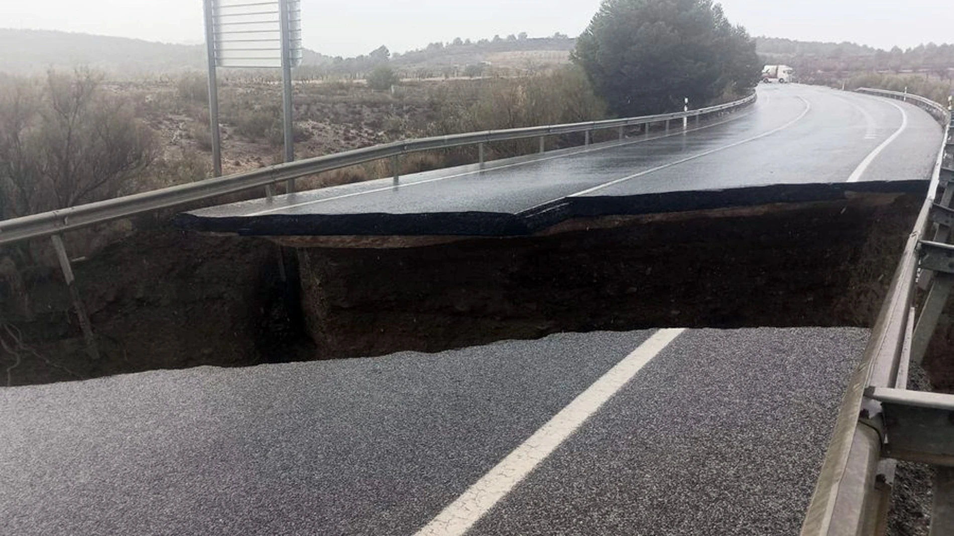 AL03. SERÓN (ALMERÍA), 29/10/2024.- Derrumbe de la calzada que ha ocasionado un corte de tráfico en la A334 pk 32, de la variante de Serón (Almería) debido a las fuertes lluvias al paso de la dana que está ocasionando innumerables incidentes en Andalucía. EFE/Junta de Andalucía//SOLO USO EDITORIAL/SOLO DISPONIBLE PARA ILUSTRAR LA NOTICIA QUE ACOMPAÑA (CRÉDITO OBLIGATORIO)//