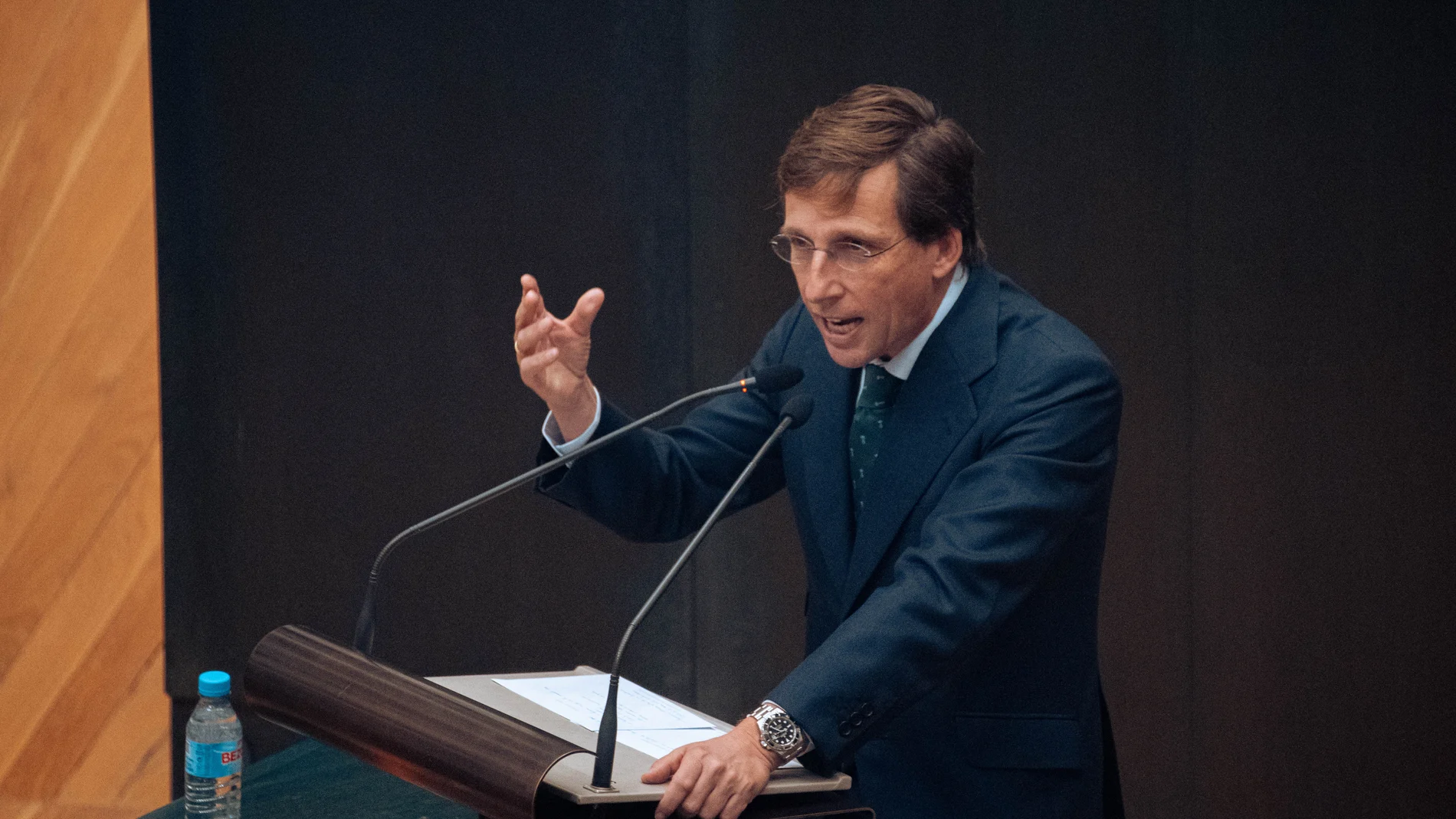 El alcalde de Madrid, José Luis Martínez- Almeida, interviene durante un pleno del Ayuntamiento de Madrid, en el Palacio de Cibeles, a 29 de octubre de 2024, en Madrid (España). Vox ha presentado una moción de urgencia contra el ministro de Transportes, Óscar Puente, a quien han exigido su dimisión inmediata. Además han pedido al pleno que anule definitivamente las Zonas de Bajas Emisiones (ZBE) insistiendo en que la sentencia judicial deja claro que “se está pisoteando el principio de libert...