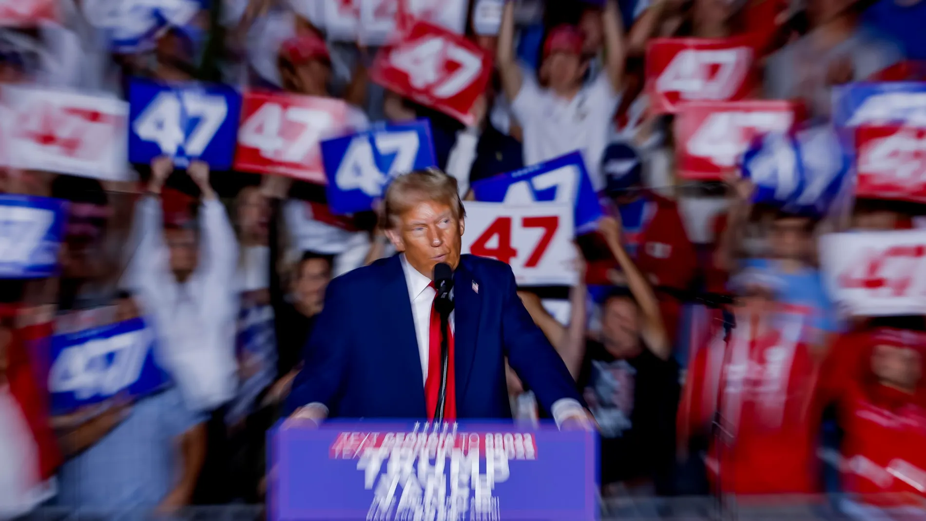 Atlanta (United States), 29/10/2024.- Former US president and Republican presidential nominee Donald Trump participates in a campaign event at McCamish Pavillion on the campus of Georgia Tech in Atlanta, Georgia, USA, 28 October 2024. Trump is running against Democratic US Vice President Kamala Harris in the presidential election being held on 05 November 2024. EFE/EPA/ERIK S. LESSER