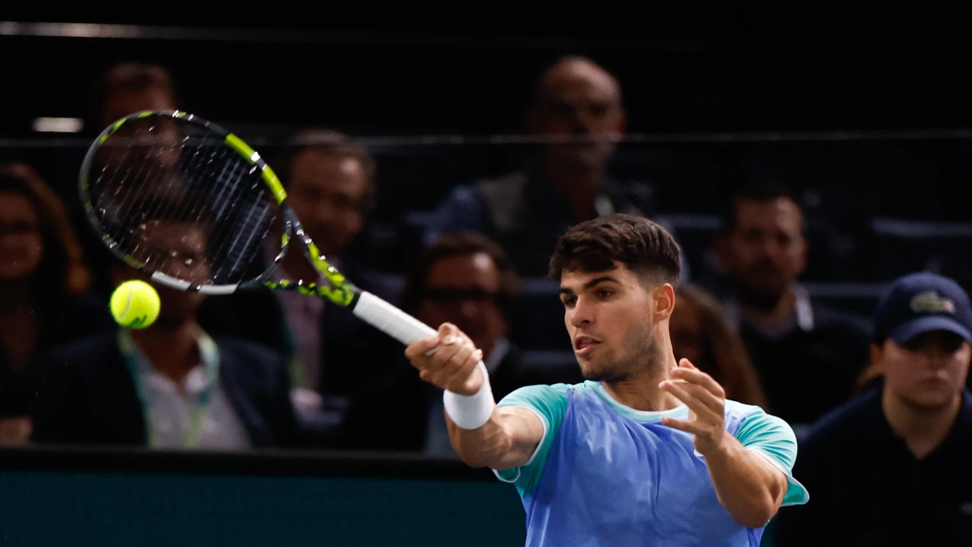 Paris (France), 29/10/2024.- Carlos Alcaraz of Spain in action during his match against Nicolas Jarry of Chile at the Rolex Paris Masters tennis tournament in Paris, France, 29 October 2024. (Tenis, Francia, España) EFE/EPA/Mohammed Badra