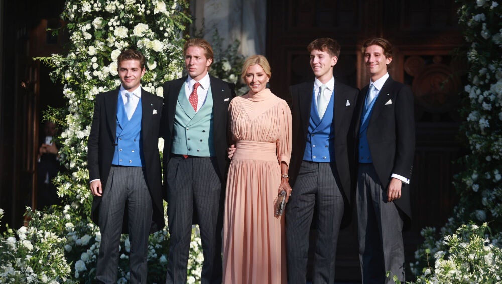 Marie Chantal junto a sus hijos, los príncipes (de izda. a dcha.) Aquiles, Constantino Alexios, Arístides y Odiseo de Grecia en la boda de Teodora de Grecia, hermana de Pablo de Grecia y Matthew Kumar 