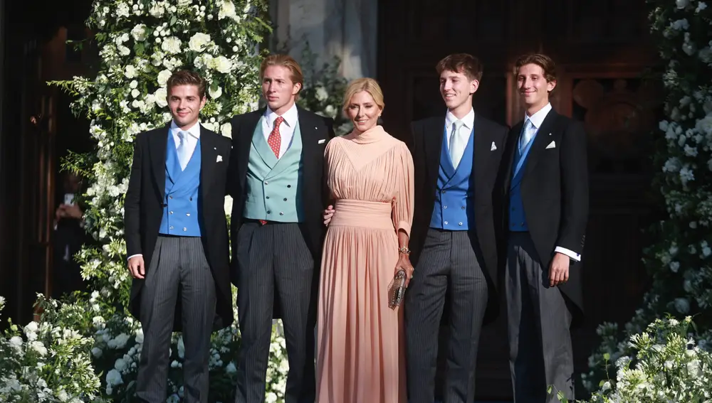 Marie Chantal junto a sus hijos, los príncipes (de izda. a dcha.) Aquiles, Constantino Alexios, Arístides y Odiseo de Grecia en la boda de Teodora de Grecia, hermana de Pablo de Grecia y Matthew Kumar