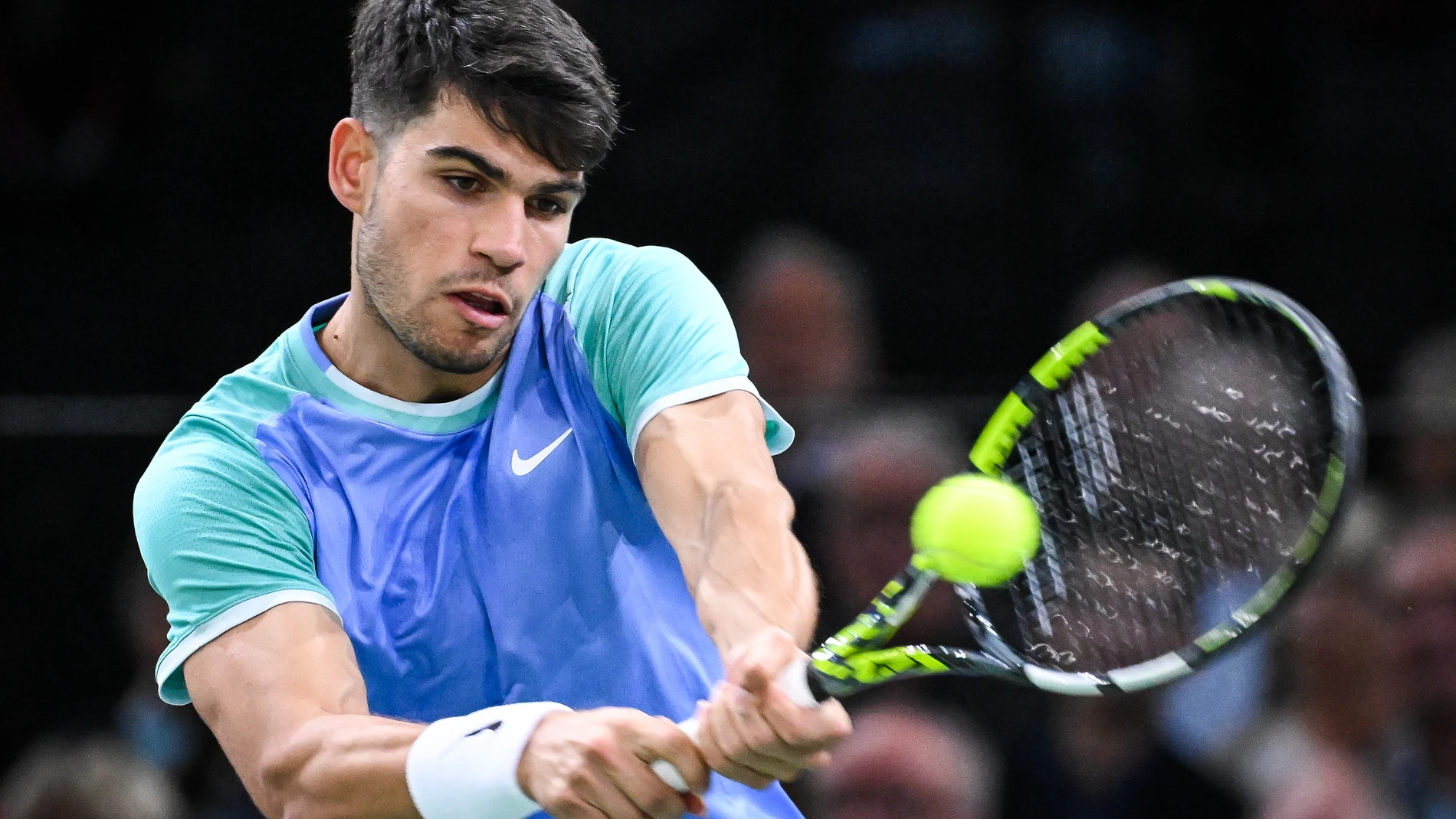 29 October 2024, France, Paris: Spanish tennis player Carlos Alcaraz in action against Chilean Nicolas Jarry during their men's singles round of 64 match of the Rolex Paris Masters tennis tournament at Accor Arena. Photo: Matthieu Mirville/ZUMA Press Wire/dpa Matthieu Mirville/ZUMA Press Wir / DPA 29/10/2024 ONLY FOR USE IN SPAIN