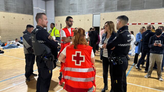 Decenas de desalojados pasan la noche en el complejo de La Petxina de Valencia