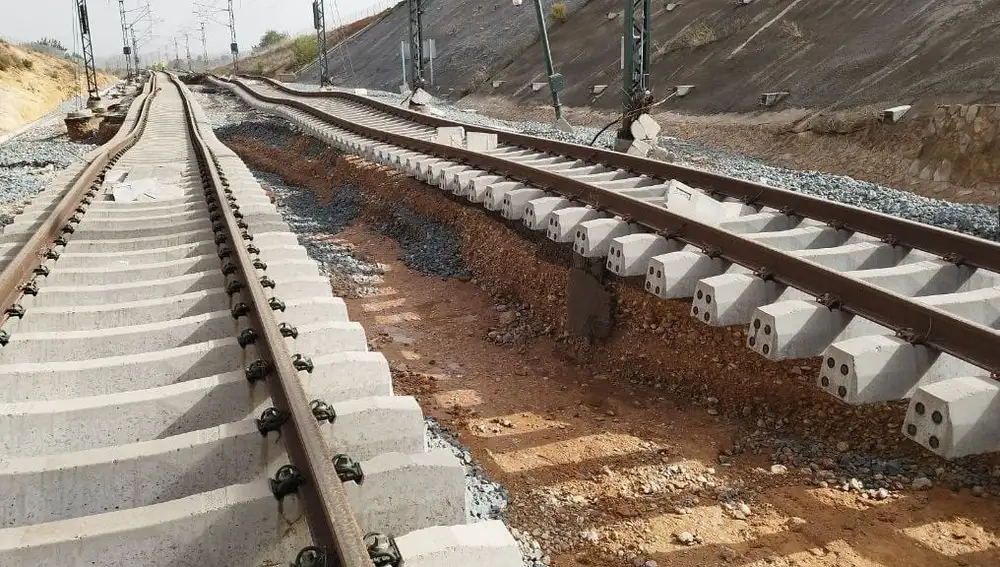 Daños causados por la DANA en la línea del AVE entre Madrid y Valencia