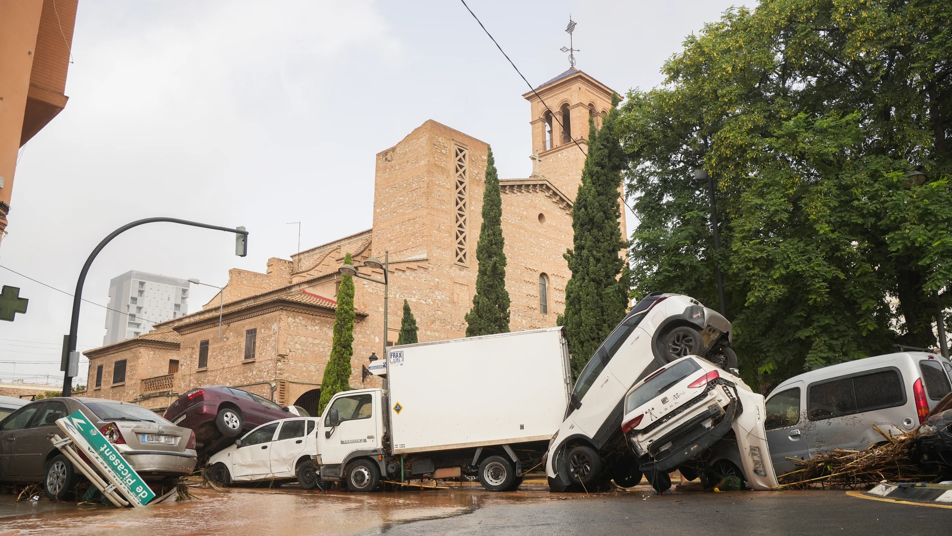 Varios vehículos accidentados por la DANA en el barrio de la Torre, a 30 de octubre de 2024, en Valencia, Comunidad Valenciana (España). La Comunitat Valenciana ha registrado la gota fría "más adversa" del siglo en la región. La Generalitat ha activado el procedimiento de múltiples víctimas por "prevención de lo que pueda venir", después de que el primer balance apunte a 51 víctimas mortales como consecuencia del temporal. En estos momentos, todavía hay personas esperando a ser rescatadas y p...