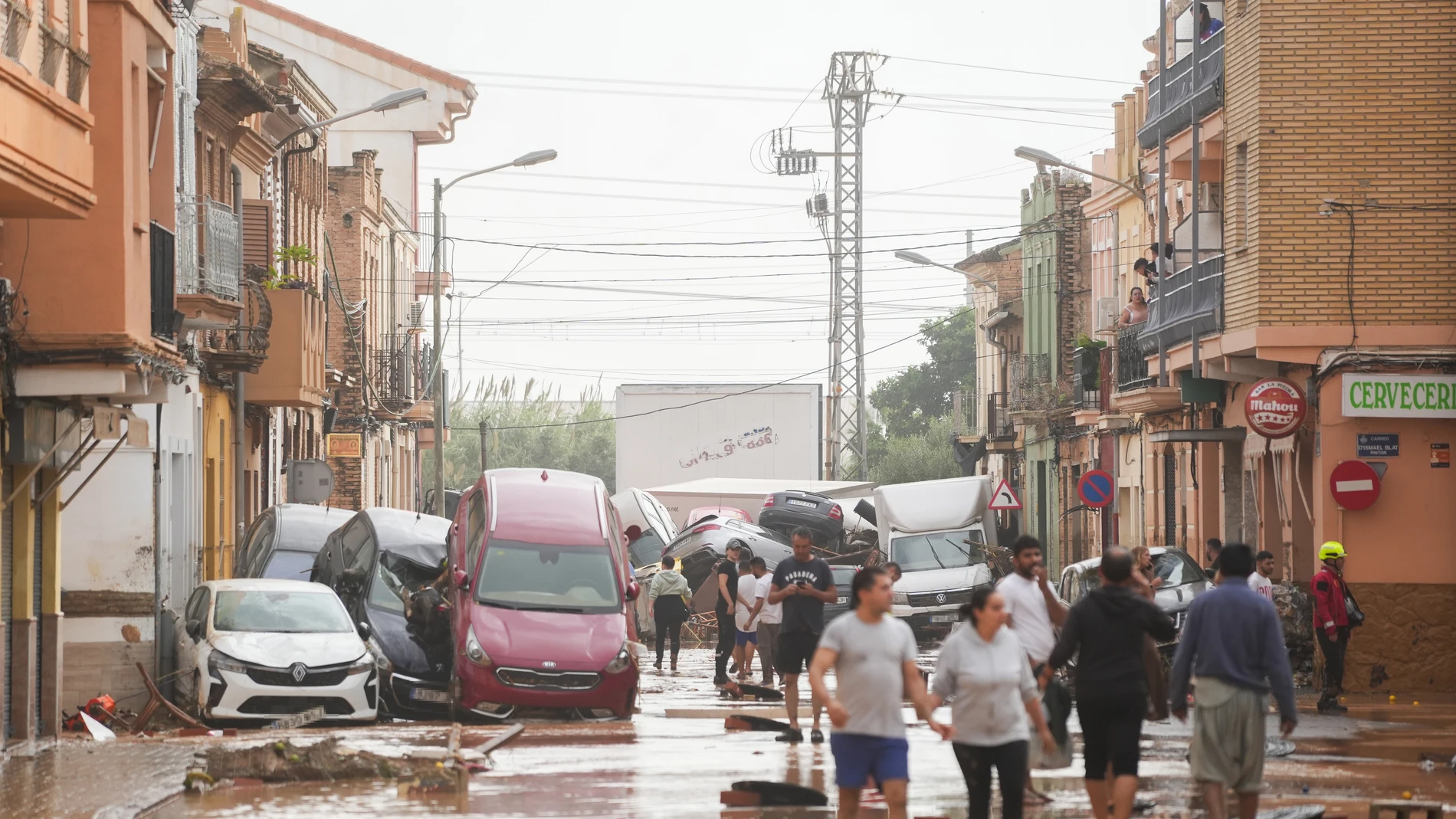 Varias personas observan los estragos ocasionados por la DANA en el barrio de la Torre, a 30 de octubre de 2024, en Valencia, Comunidad Valenciana (España). La Comunitat Valenciana ha registrado la gota fría "más adversa" del siglo en la región. La Generalitat ha activado el procedimiento de múltiples víctimas por "prevención de lo que pueda venir", después de que el primer balance apunte a 51 víctimas mortales como consecuencia del temporal. En estos momentos, todavía hay personas esperando ...