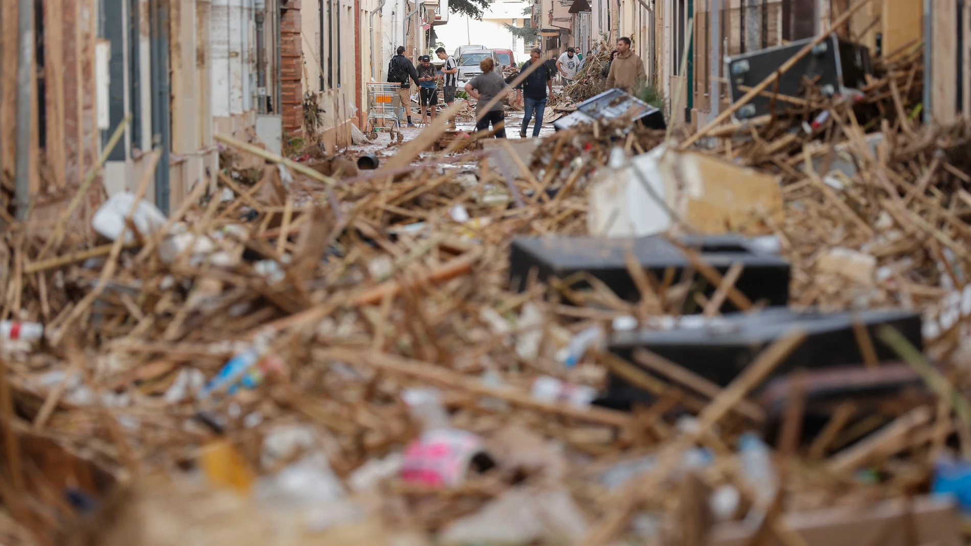 PAIPORTA (VALENCIA), 30/10/2024.- Vista de una calle afectada en Paiporta, tras las fuertes lluvias causadas por la DANA. La alcaldesa de Paiporta (Valencia), Maribel Albalat, ha confirmado que al menos hay 34 fallecidos en su municipio a consecuencia de la dana que ha afectado a la Comunidad Valenciana. EFE/Manu Bruque