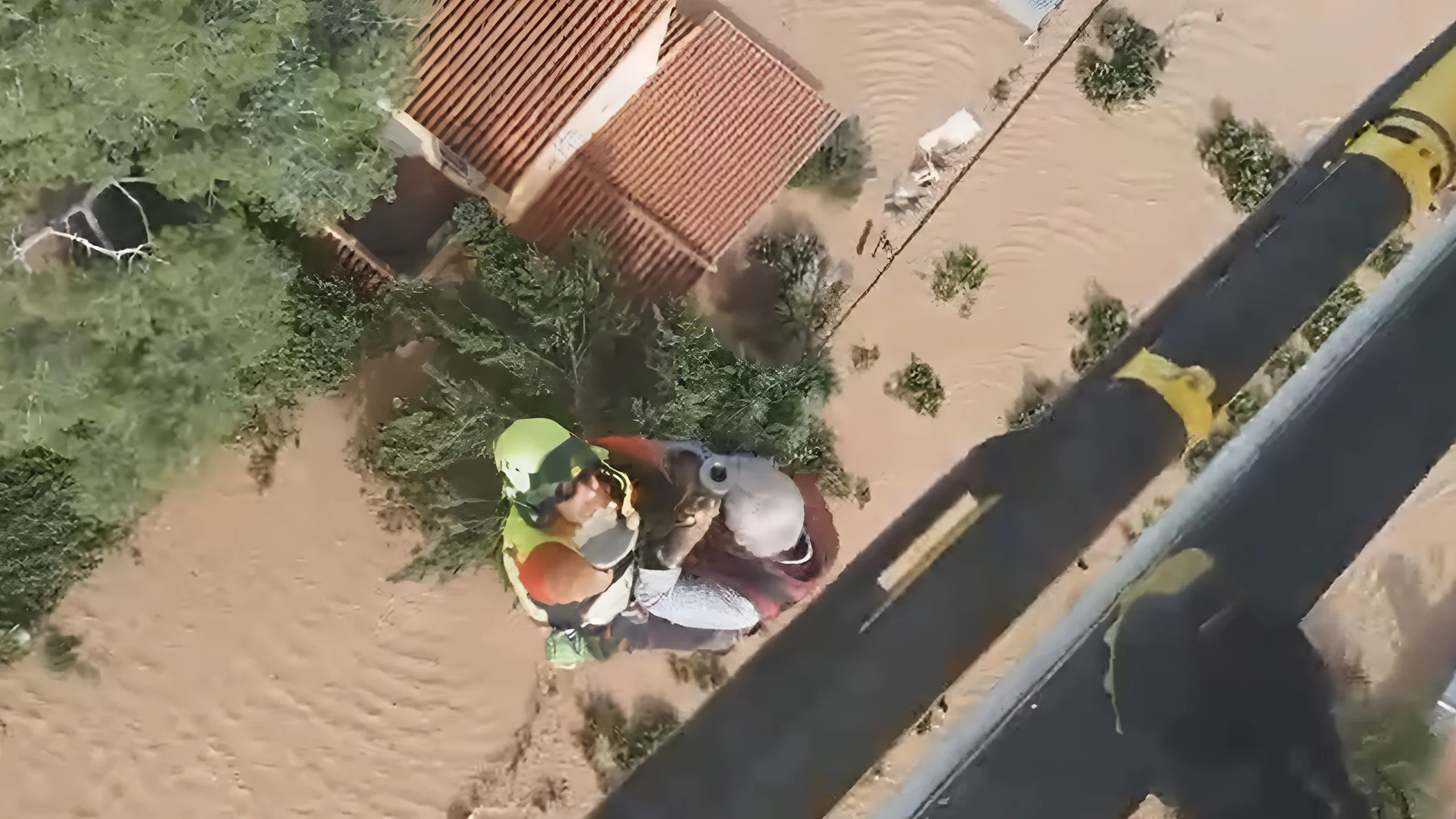 Un helicóptero de la Región de Murcia durante el rescata a un hombre atrapado por la inundación en Alzira (Valencia)