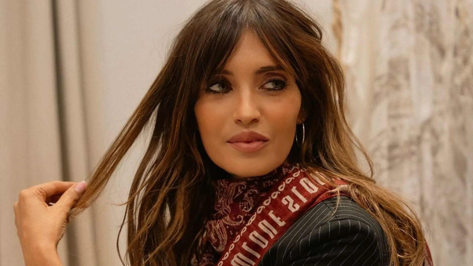 Sara Carbonero con look boho de oficina.
