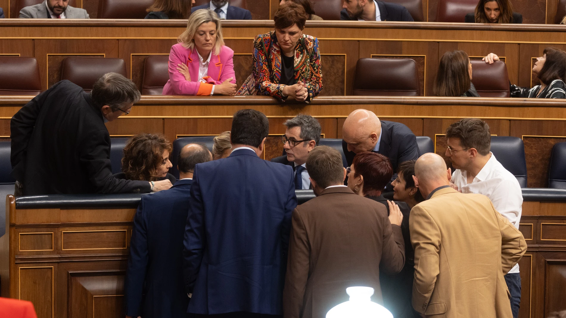 Diputados conversan durante una sesión plenaria, en el Congreso de los Diputados, a 30 de octubre de 2024, en Madrid (España). El PSOE defiende hoy en el Congreso una iniciativa con la que urge a que las comunidades y ciudades autónomas pongan una mayor vigilancia sobre los alojamientos turísticos irregulares y a que lancen campañas informativas y de concienciación para desincentivar su uso. Además, han tratado temas como el ‘caso Errejón’ y han guardado un minuto de silencio por las víctimas...