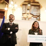 La delegada de Gobierno de la Junta de Andalucía en Almería, Aránzazu Martín (d); la consejera de Desarrollo Educativo y Formación Profesional, María del Carmen Castillo (c), y el consejero de Agricultura, Pesca, Agua y Desarrollo Rural, Ramón Fernández-Pacheco (i)