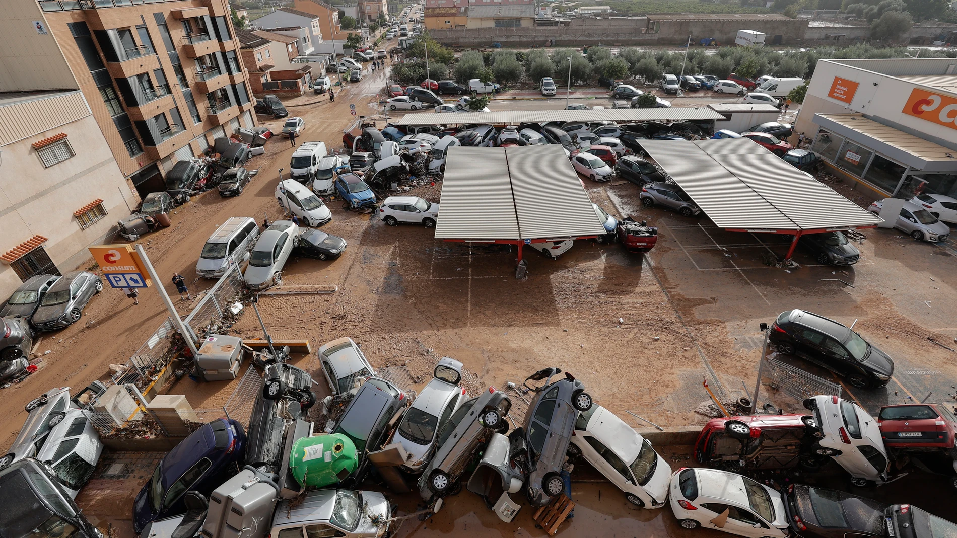 Vista general de varios vehículos dañados en Paiporta, tras las fuertes lluvias causadas por la DANA