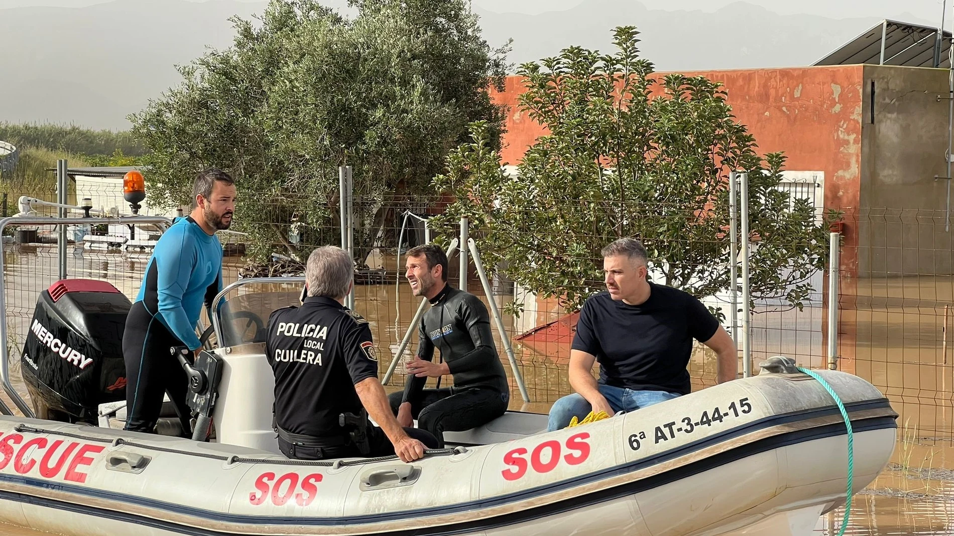 Uno de los rescates en lancha en Cullera REMITIDA / HANDOUT por AYUNTAMIENTO DE CULLERA Fotografía remitida a medios de comunicación exclusivamente para ilustrar la noticia a la que hace referencia la imagen, y citando la procedencia de la imagen en la firma 30/10/2024