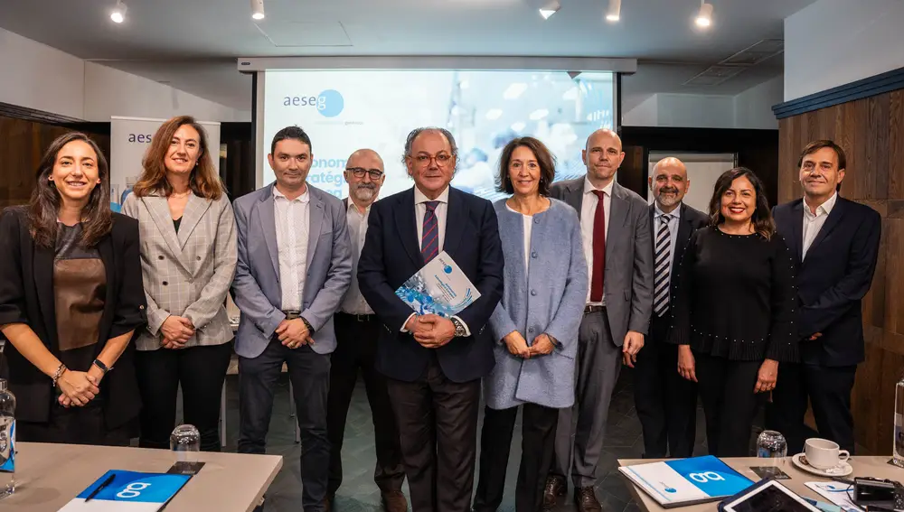 Foto de familia durante la presentación del informe sobre genéricos