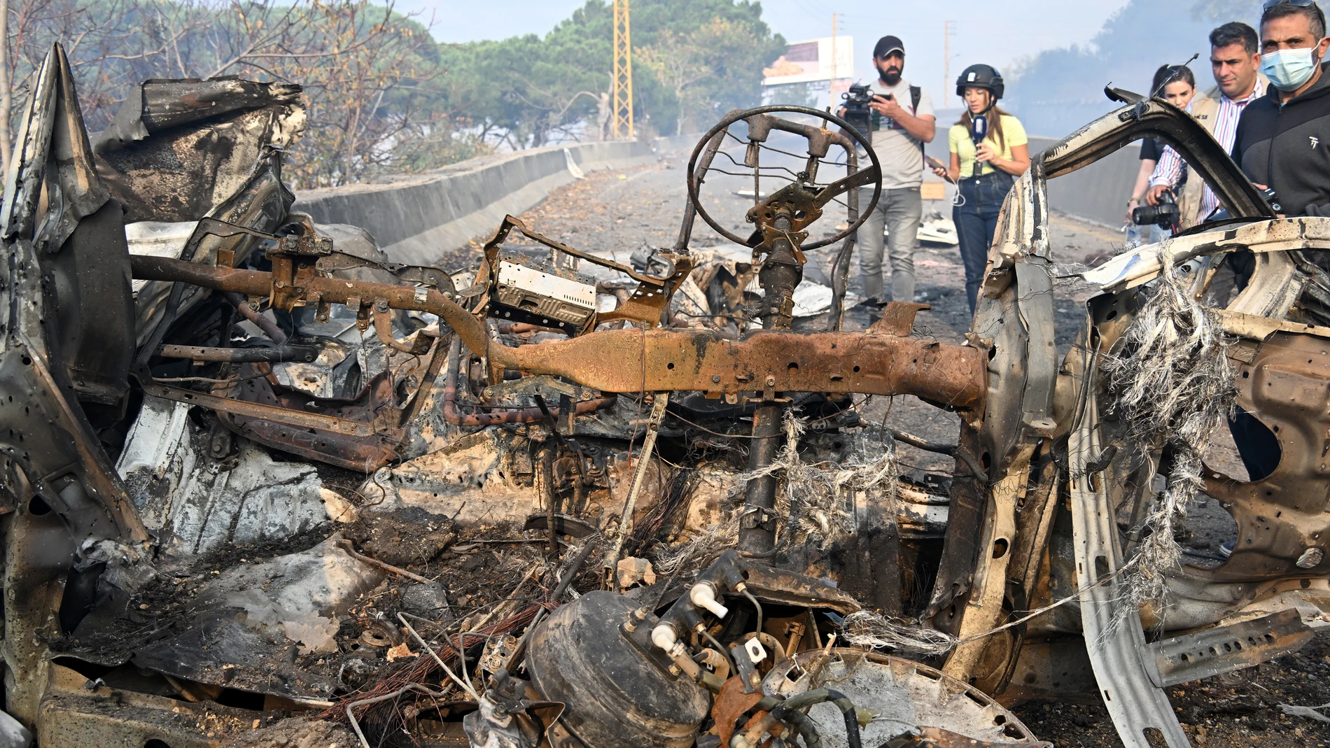 Kahaleh (Lebanon), 30/10/2024.- The wreckage of a van following an Israeli airstrike, in the town of Kahaleh, Lebanon, 30 October 2024. According to Lebanon's official National News Agency (NNA), an Israeli drone struck a van in the Araya area, setting it on fire. According to the Lebanese Ministry of Health, more than 2,700 people have been killed and over 12,700 others injured in Lebanon since the escalation in hostilities between Israel and Hezbollah. (Líbano, Hizbulá/Hezbolá) EFE/EPA/WAEL...
