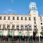 Imagen de los tres minutos de silencia que, en solidaridad con las víctimas de la tragedia de Valencia, se han guardado hoy en la plaza del Ayuntamiento