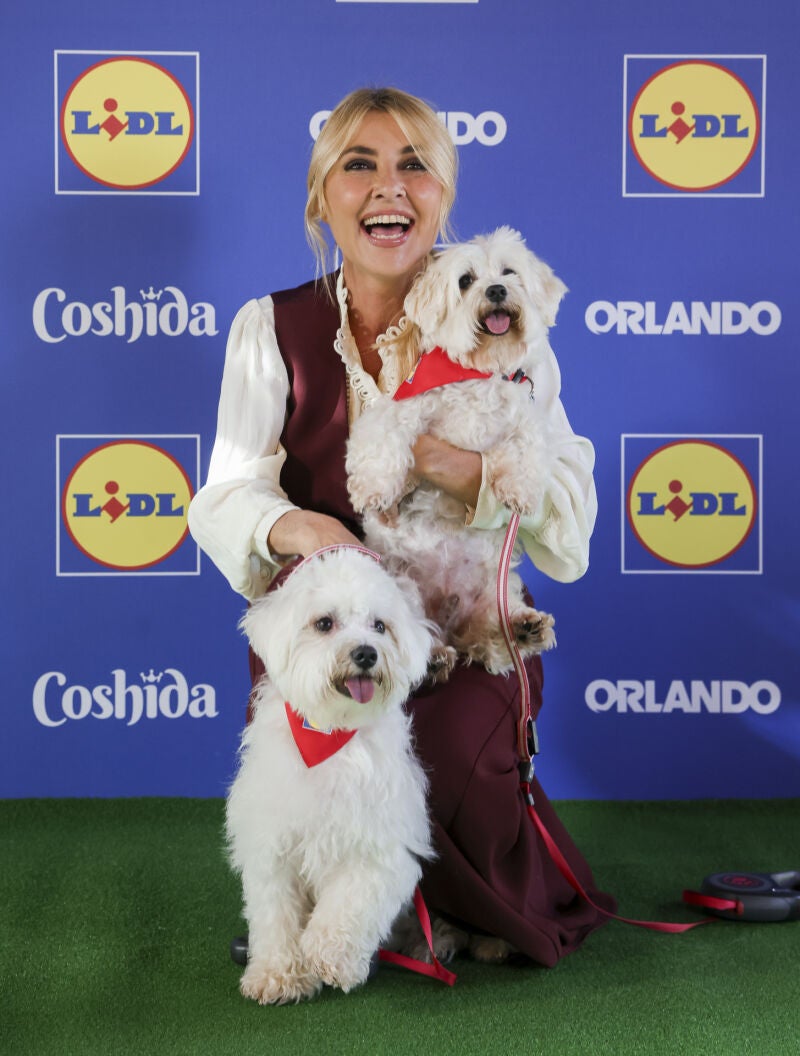 Cayetana Guillén Cuervo con sus perros, Lobo y Furbi, en la presentación de las nuevas gamas de alimentos para canes y gatos de Lidl